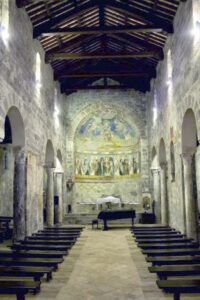 Interno Basilica S.Meria Foro Claudio-Navata centrale